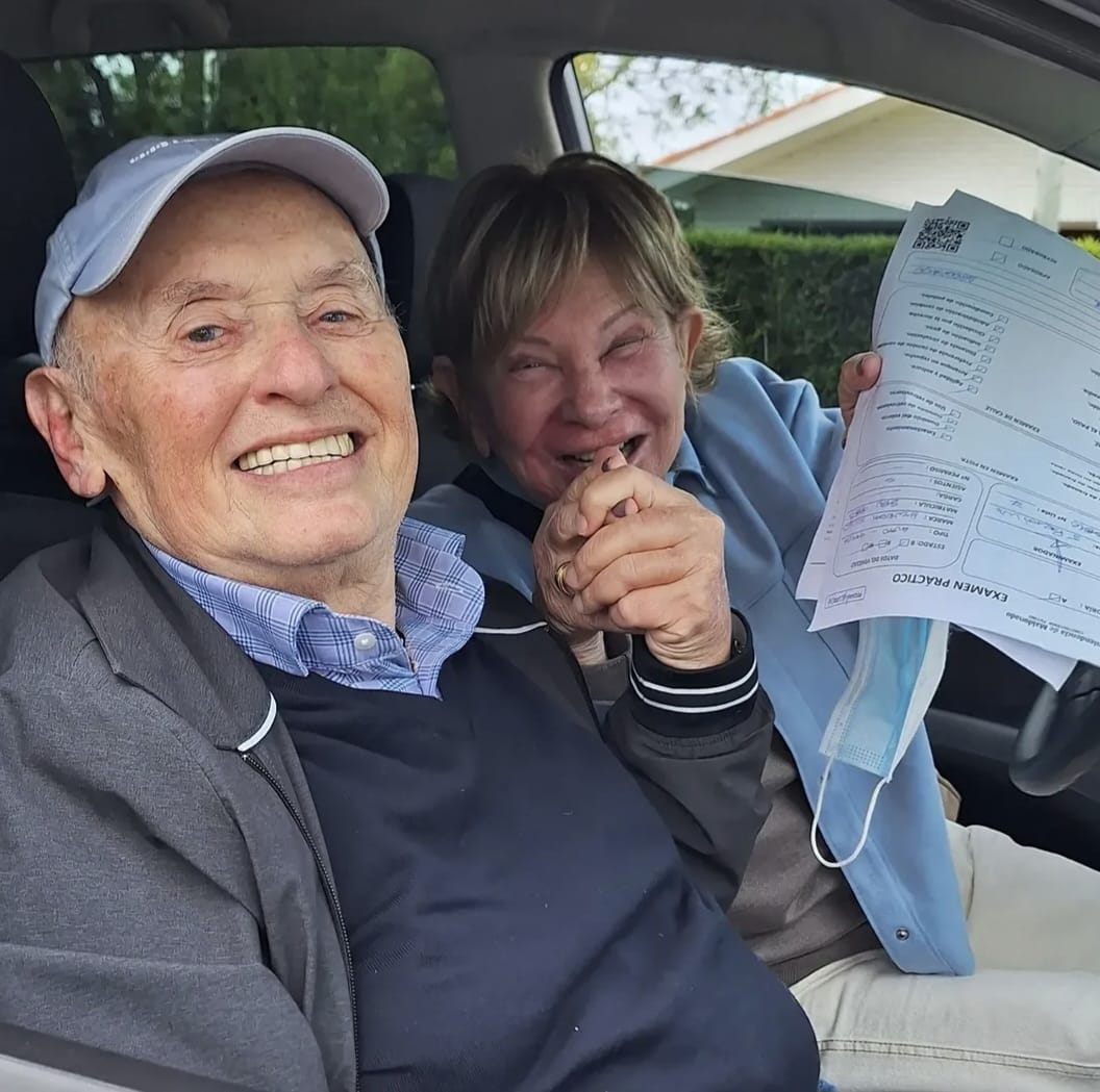 Pareja de alumnos mayores renovando su libreta de conducir con TRANSEV