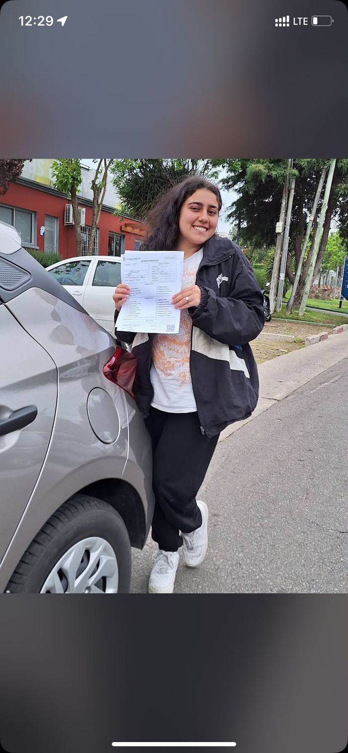 Alumna aprobó su examen práctico mostrando el certificado